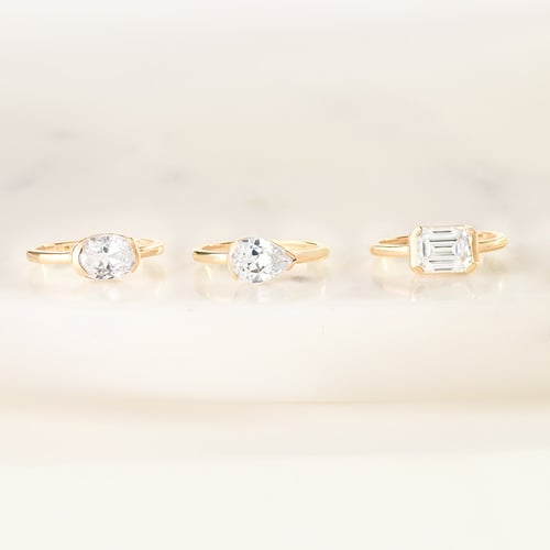 Verlobungsring mit einem tropfenförmigen Halblünette Lab Grown Diamanten Timarete