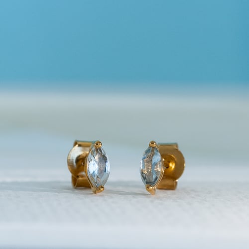 Minimalistische Ohrstecker aus Silber mit Aquamarin Andine