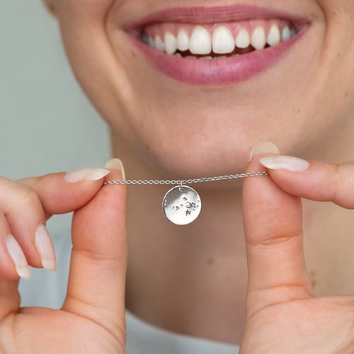 Goldener Anhänger mit Sternbild und Diamant Nyala