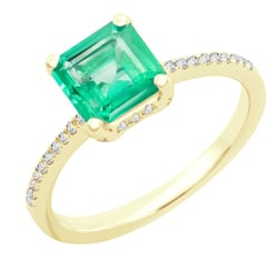 Ring mit einem Smaragd in Princess Form und Diamanten Kip