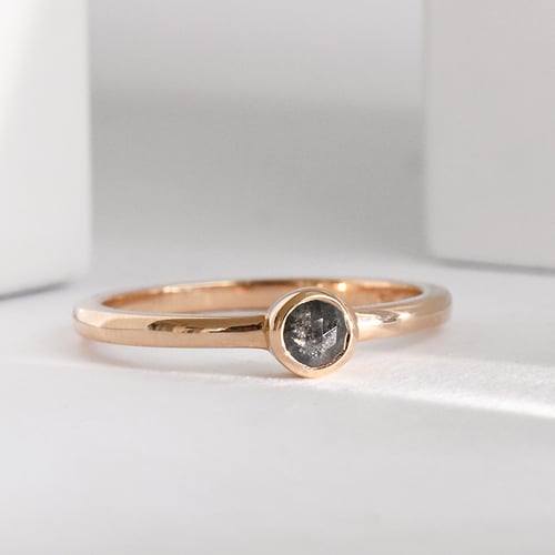 Goldring mit Salt and Pepper Diamant Emilien